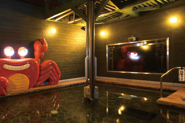 大型モニターのある、おとこかに湯露天風呂「初代ゆたか」